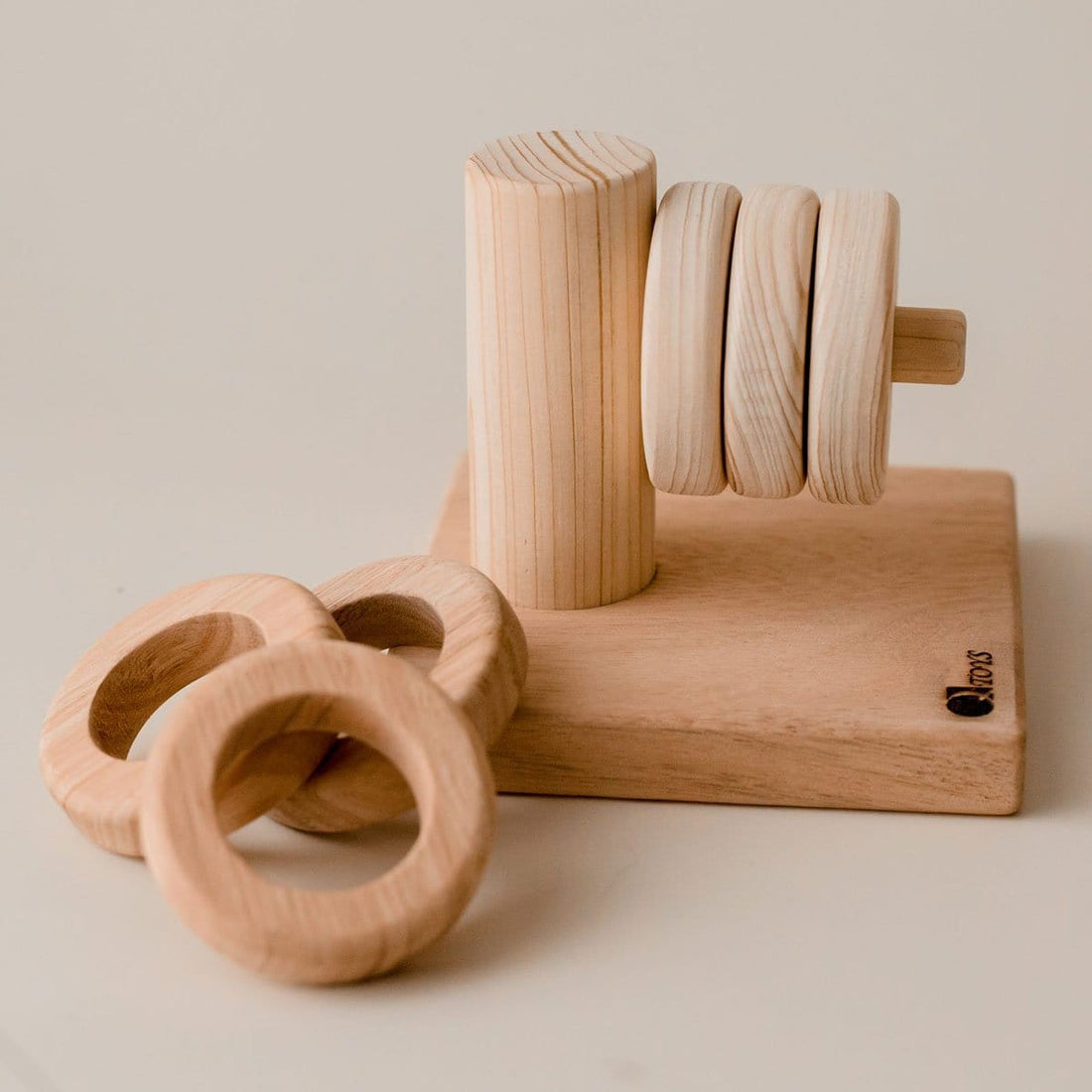 QToys Horizontal Hanger