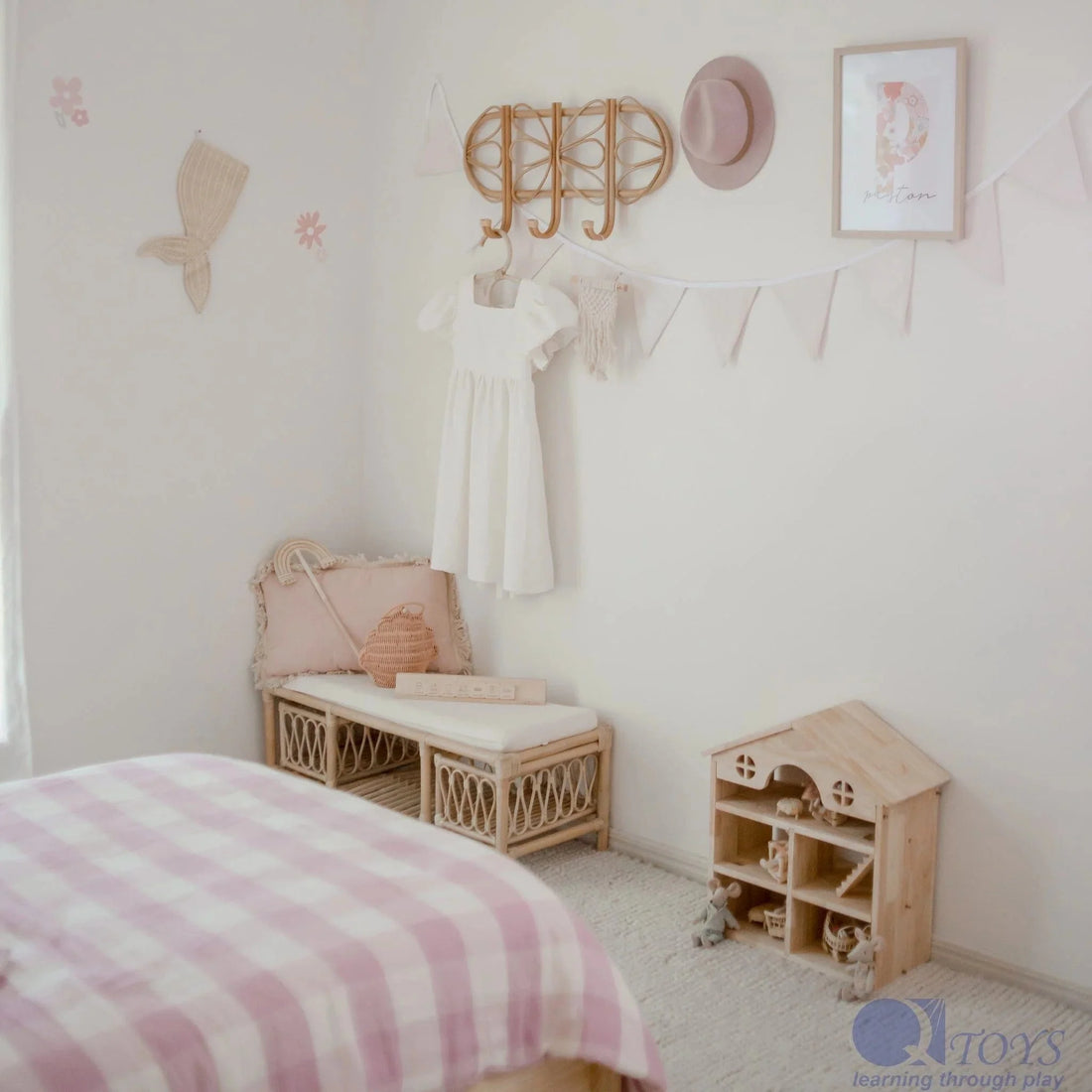 QToys Classic Wooden Dollhouse