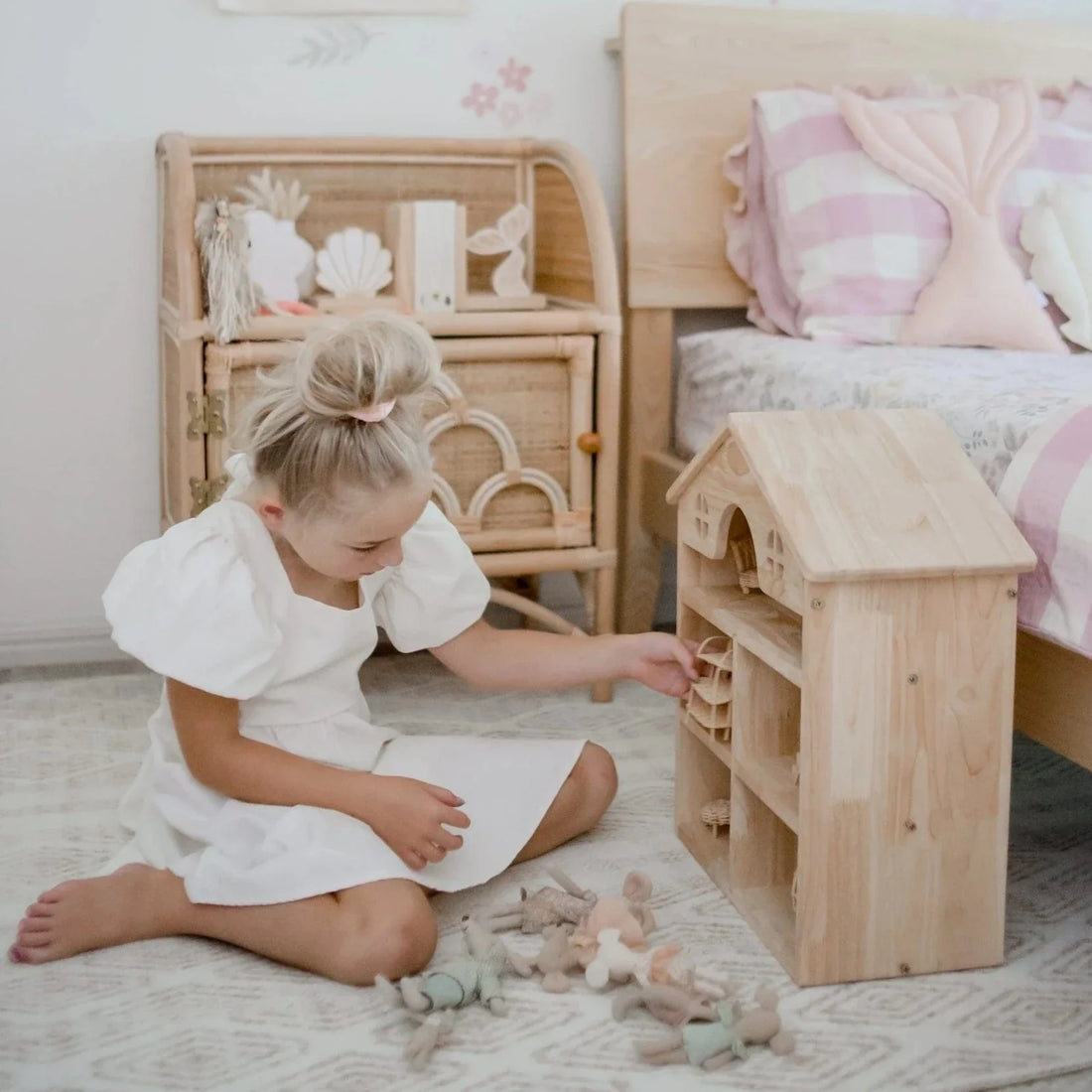 QToys Classic Wooden Dollhouse